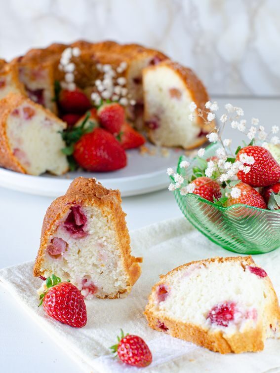 Ciambella soffice di albumi con fragole e ricotta senza burro