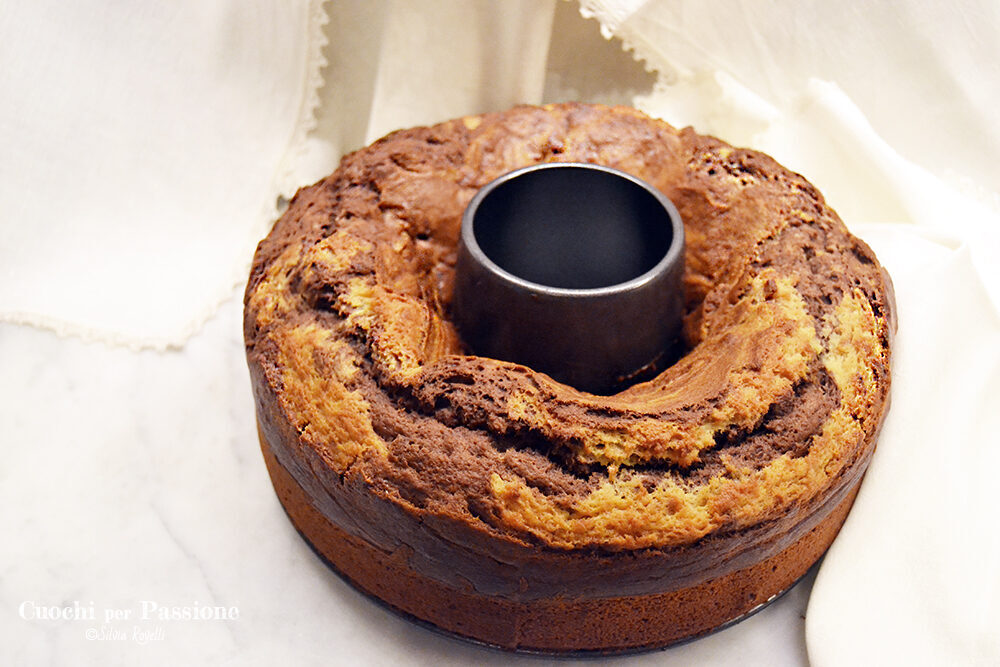 Ciambella variegata banana e cacao