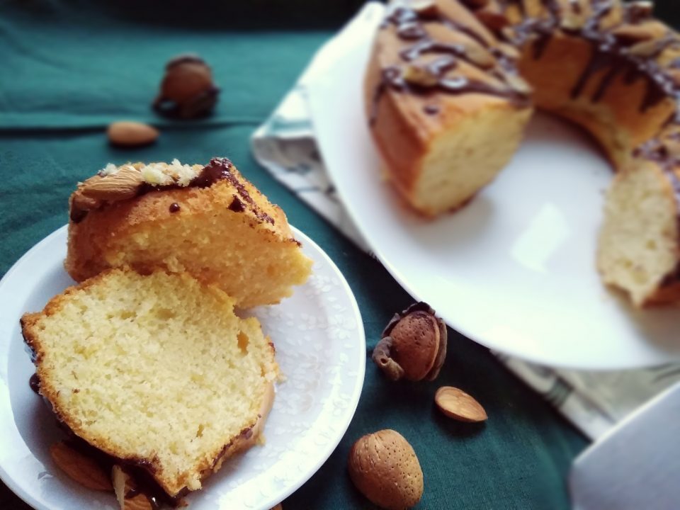 Ciambella yogurt e mandorle