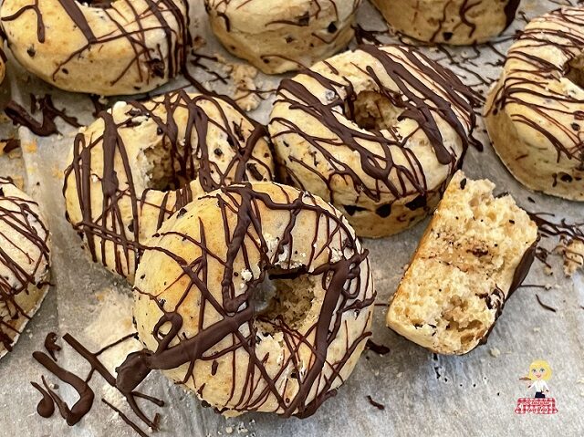 Ciambelle con ricotta e gocce di cioccolato