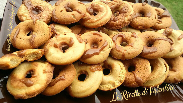 Ciambelle senza uova glassate allo zucchero di canna cotte nella “valigetta”