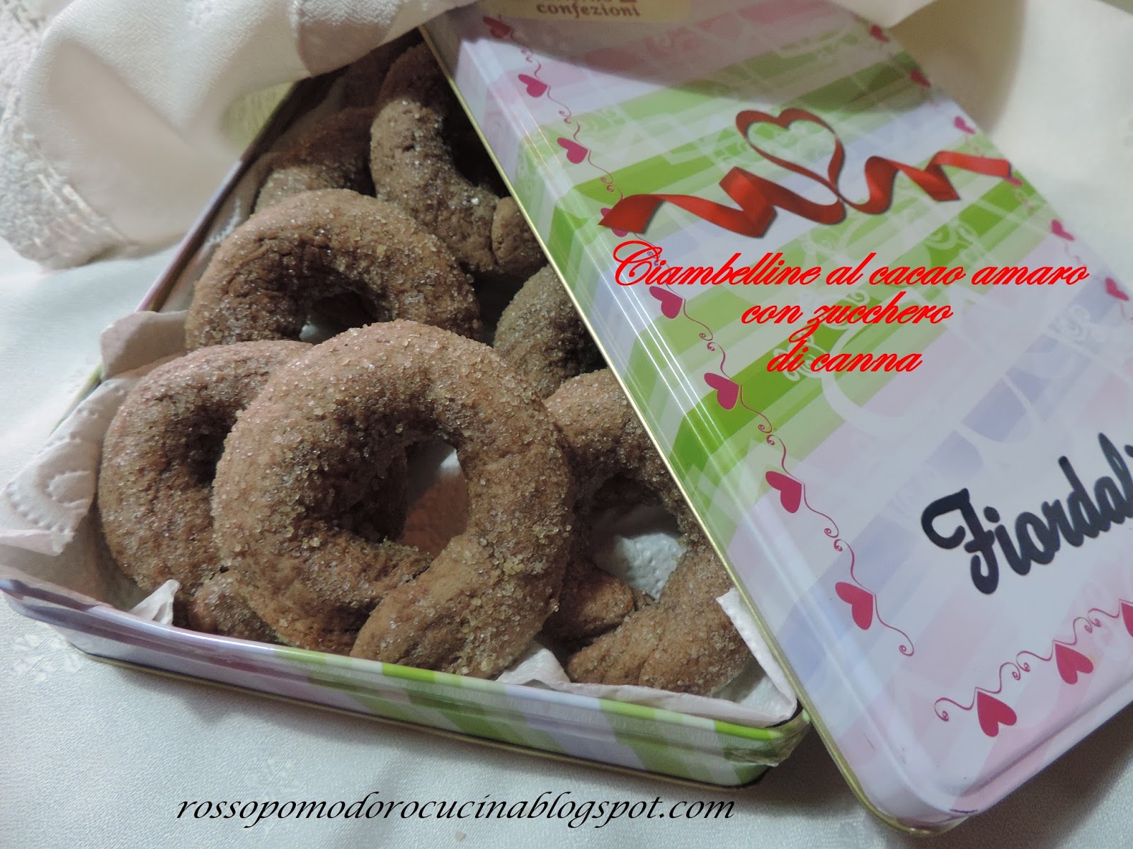 Ciambelline al cacao amaro con zucchero di canna