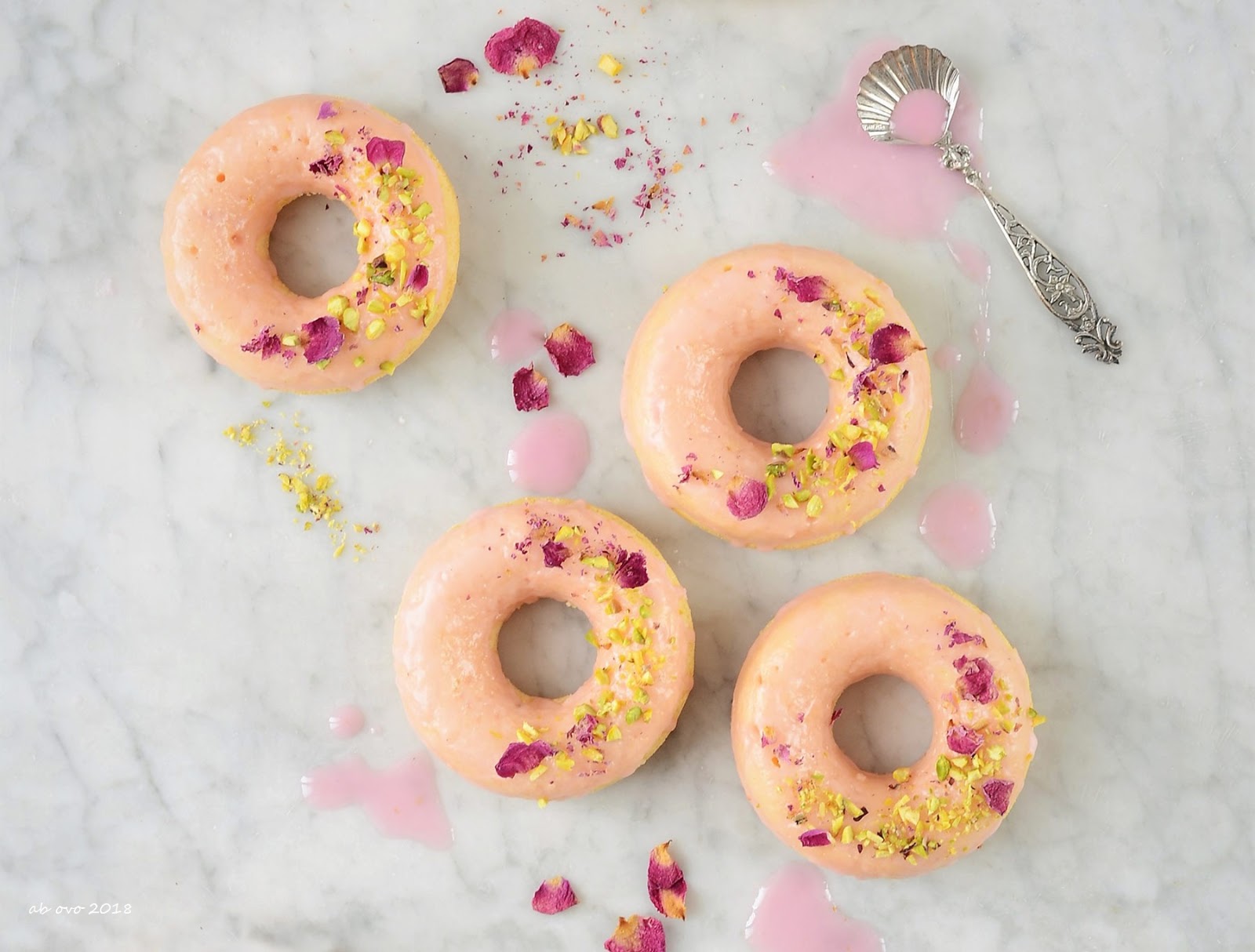 Ciambelline alla rosa, cardamomo e pistacchi