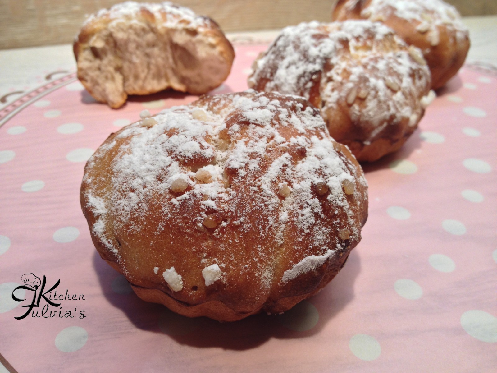 Ciambelline con noci e cioccolato bianco profumate al rum