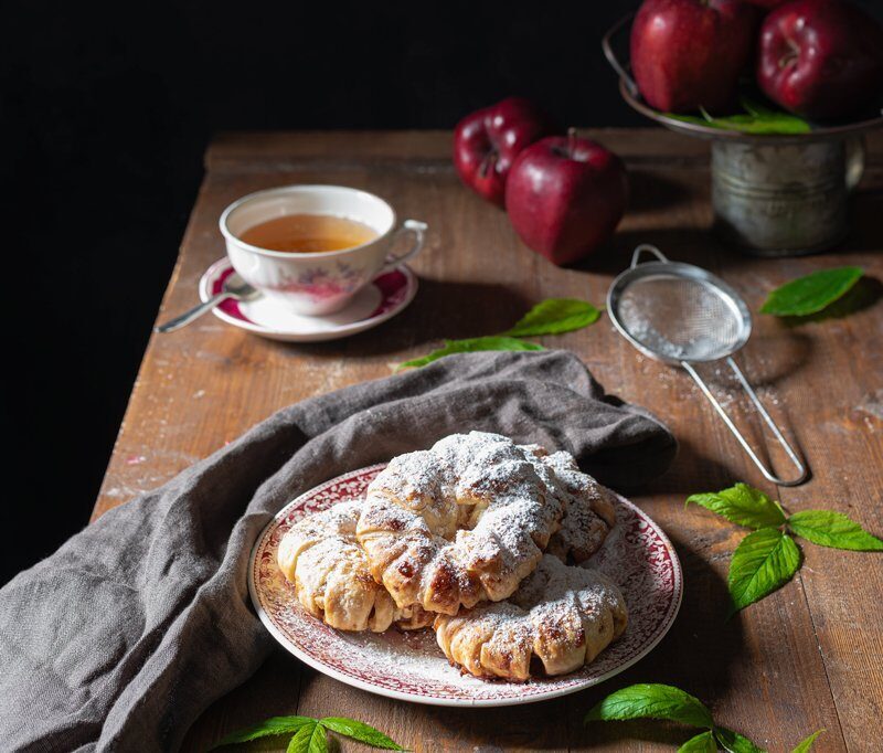 Ciambelline di sfoglia alle mele e cannella