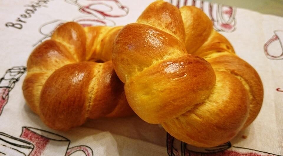 Ciambelline intrecciate di pasta brioche dolce salata