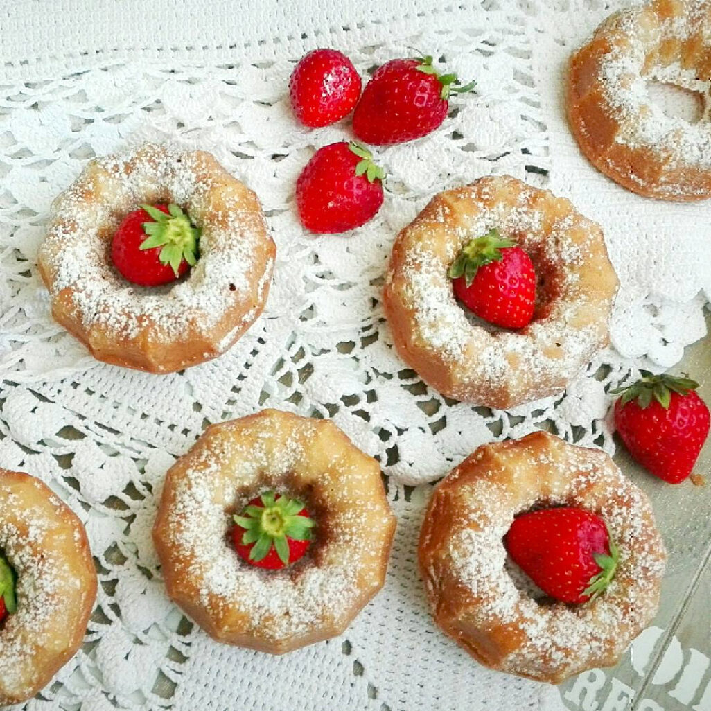 Ciambelline soffici alla panna e fragole