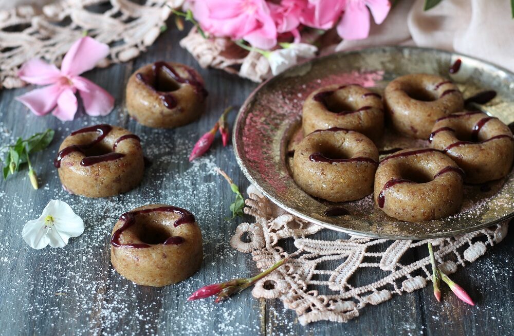 Ciambelline vegan senza cottura con coulis di mirtilli