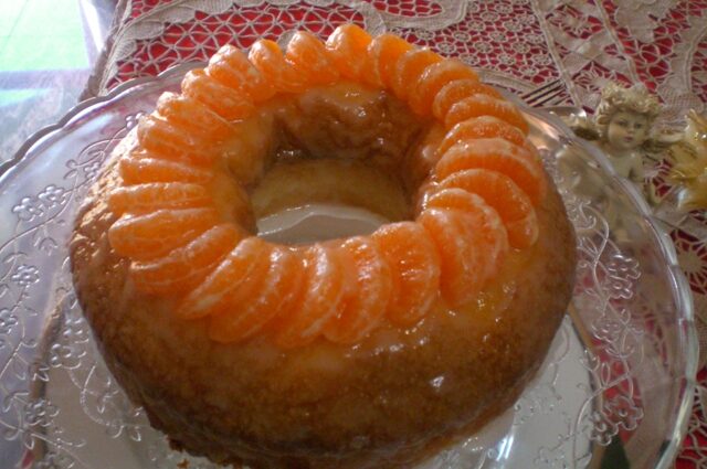 Ciambellone ai mandarini con glassa di zucchero e succo di mandarini