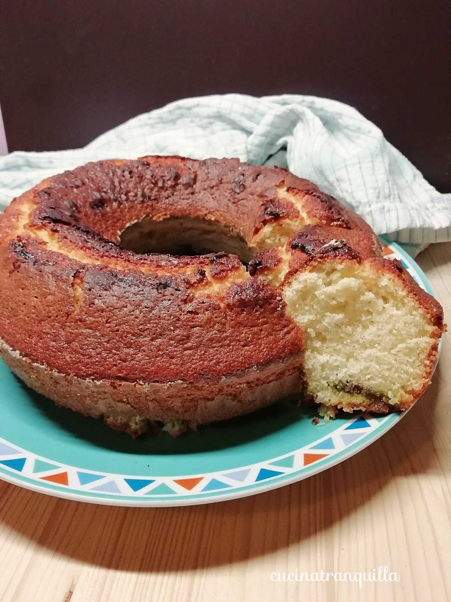 Ciambellone al ciobar bianco con crema di pistacchio e nocciole