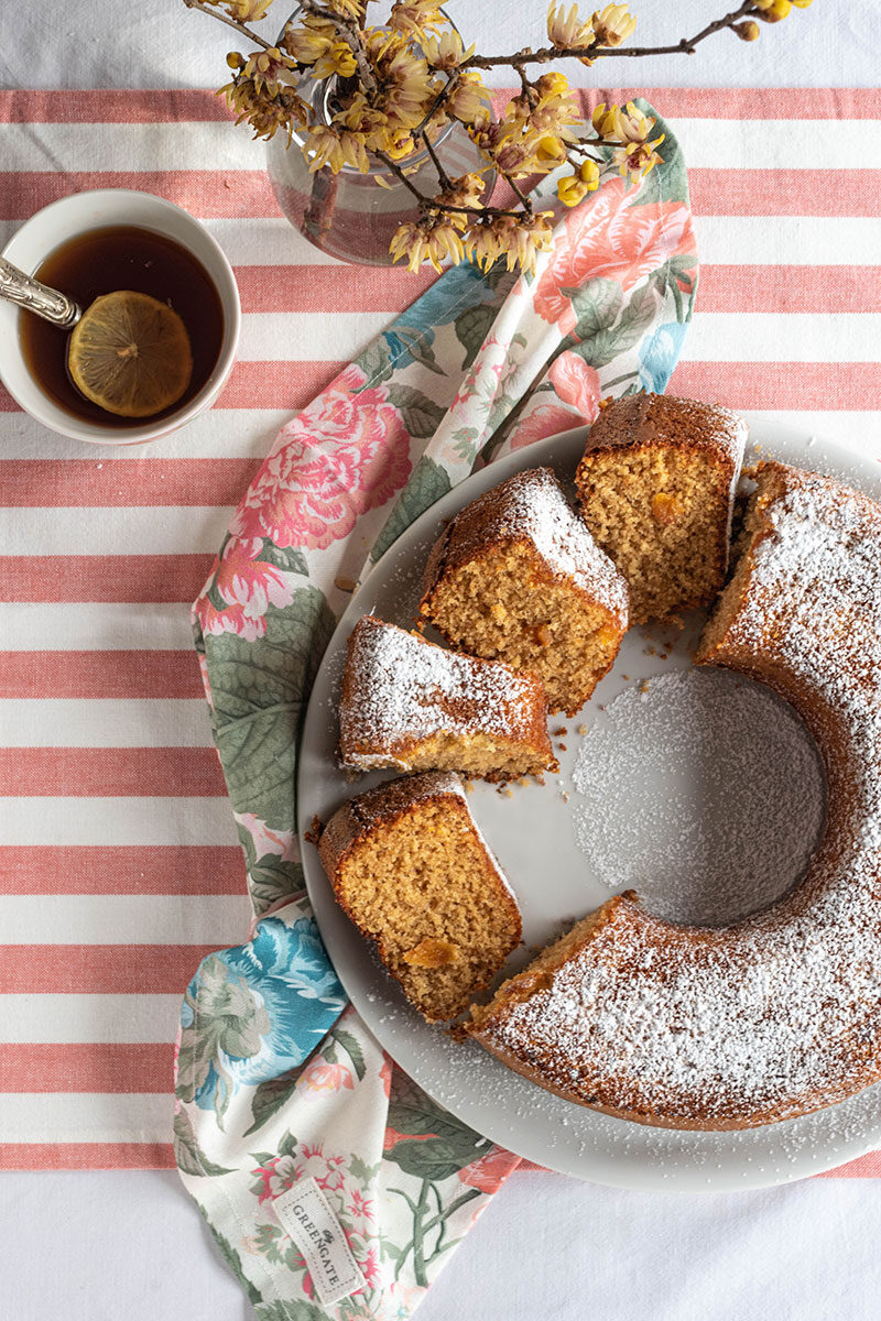 Ciambellone al farro e albicocche secche