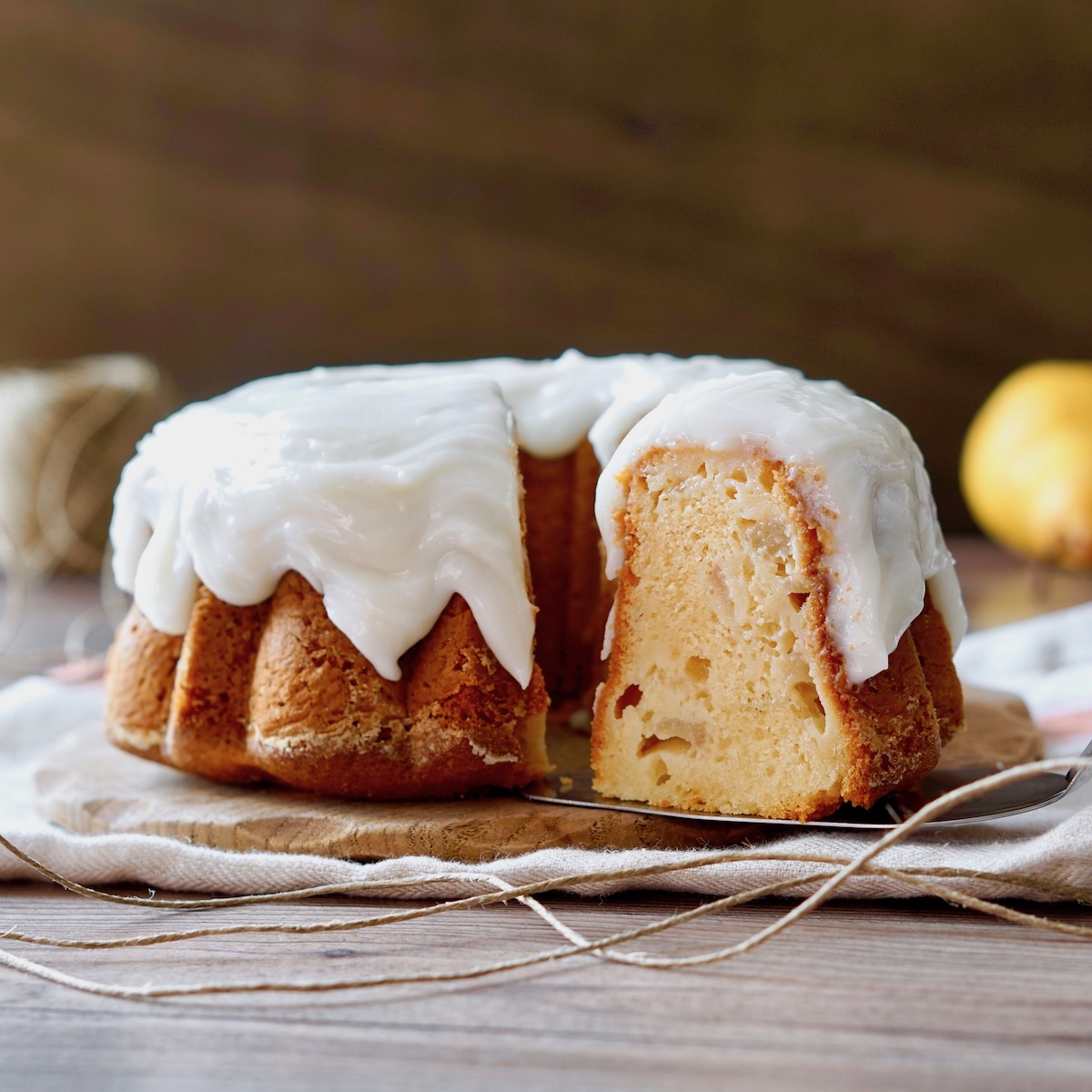 Ciambellone alle pere con glassa alla ricotta