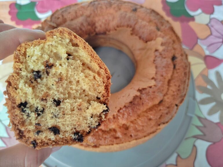 Ciambellone classico senza burro e con gocce di cioccolato