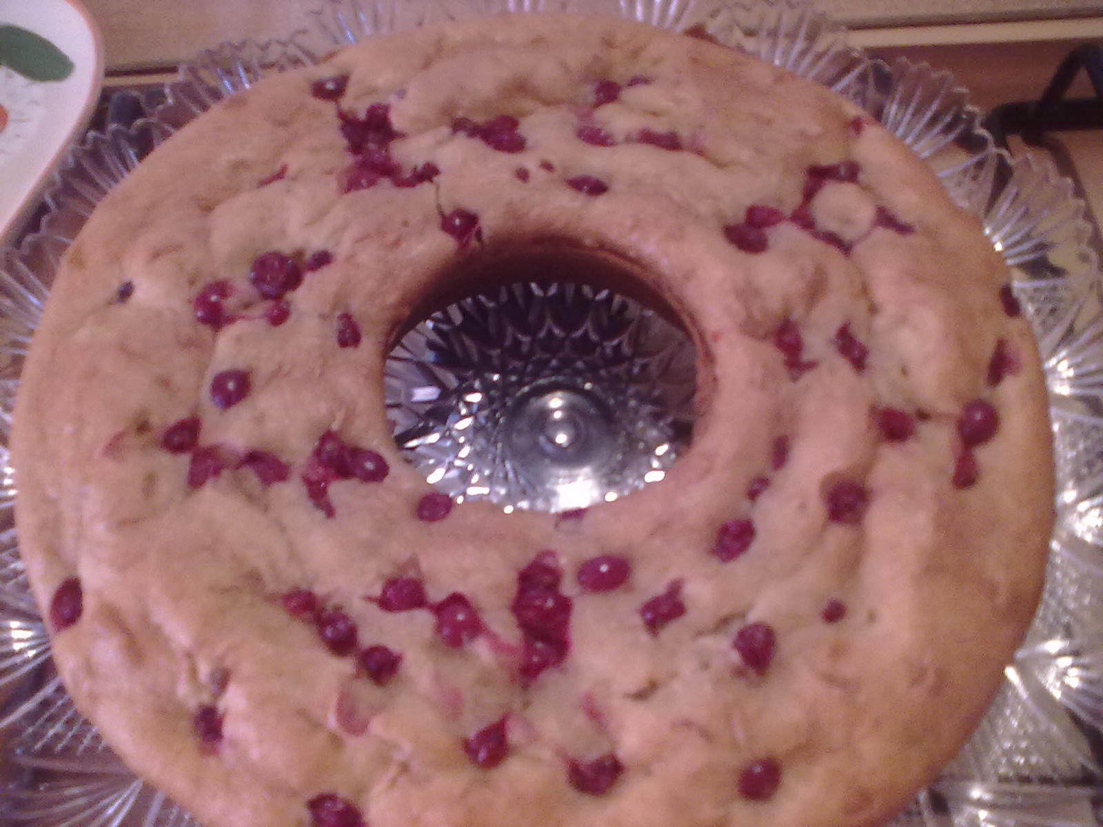 Ciambellone con banane e mirtilli rossi