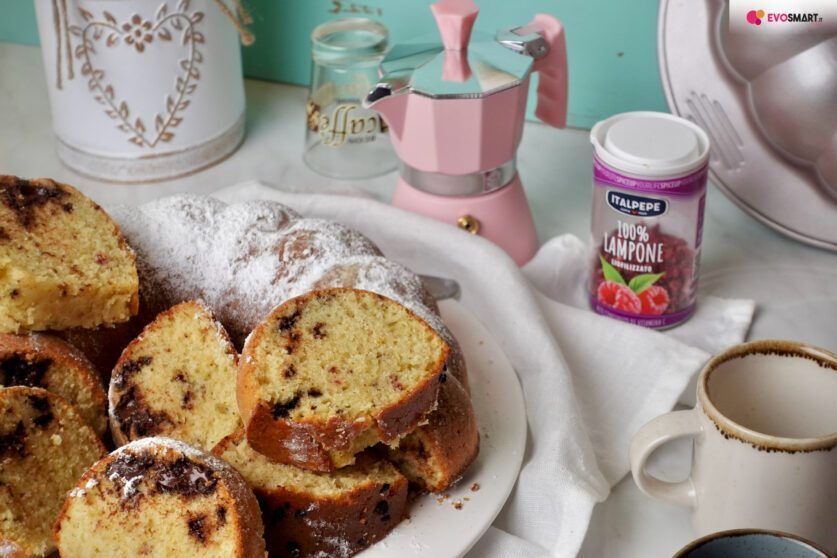 Ciambellone con lampone liofilizzato e scaglie di cioccolato fondente