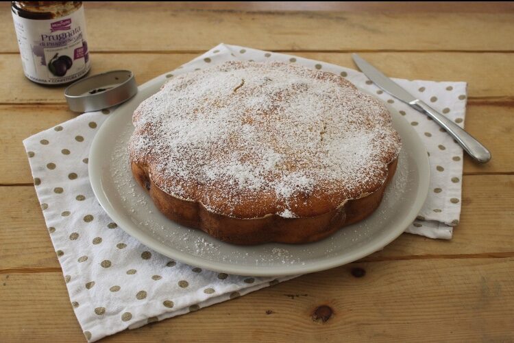 Ciambellone con ricotta e confettura di prugne