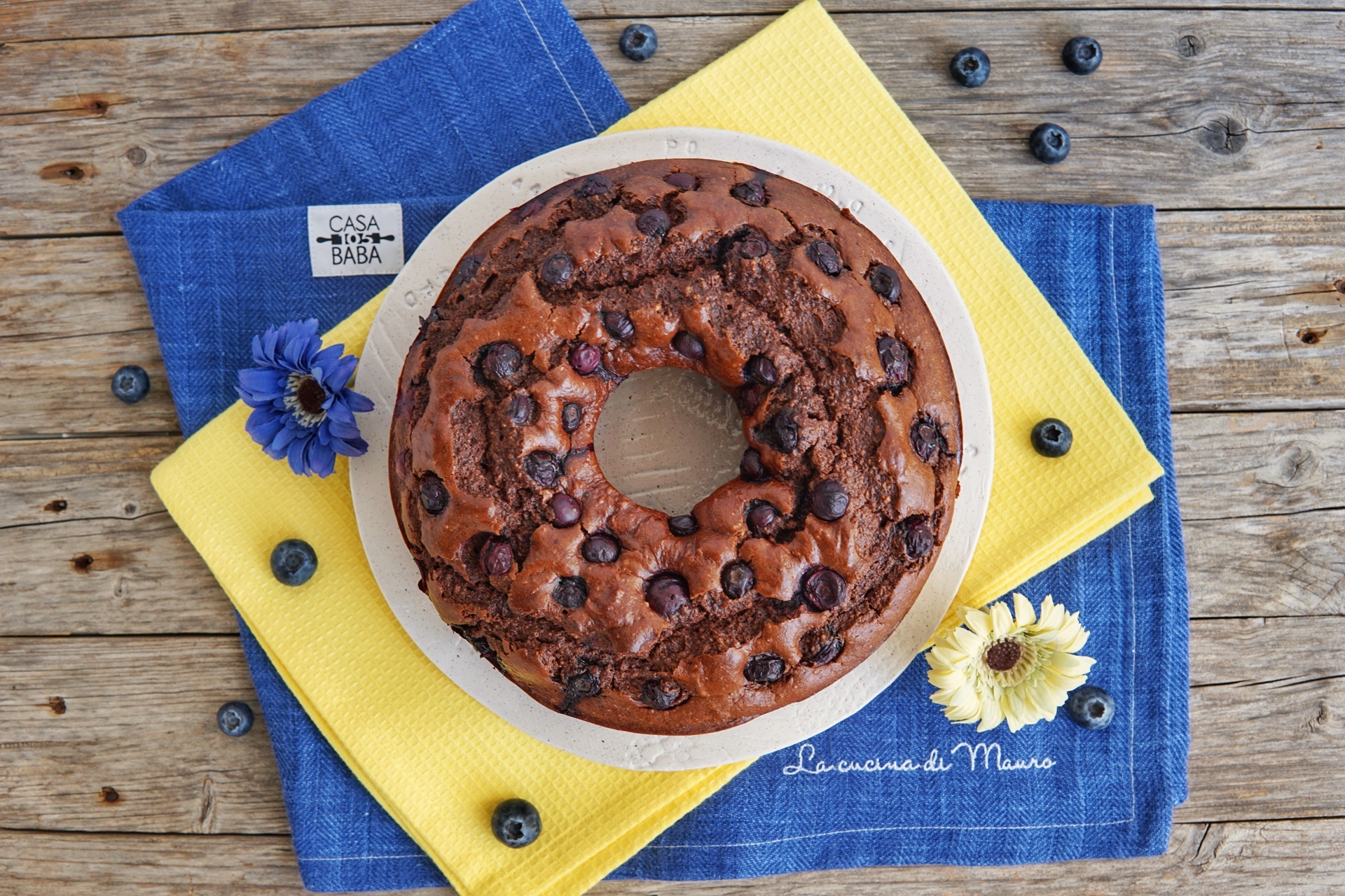 Ciambellone soffice con cacao amaro e mirtilli
