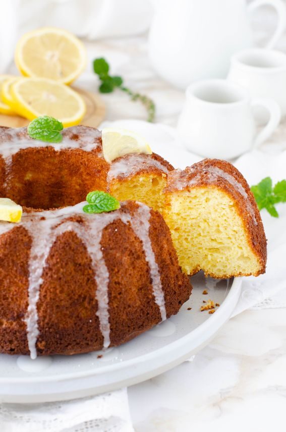 Ciambellone soffice di ricotta e limone senza lattosio con glassa