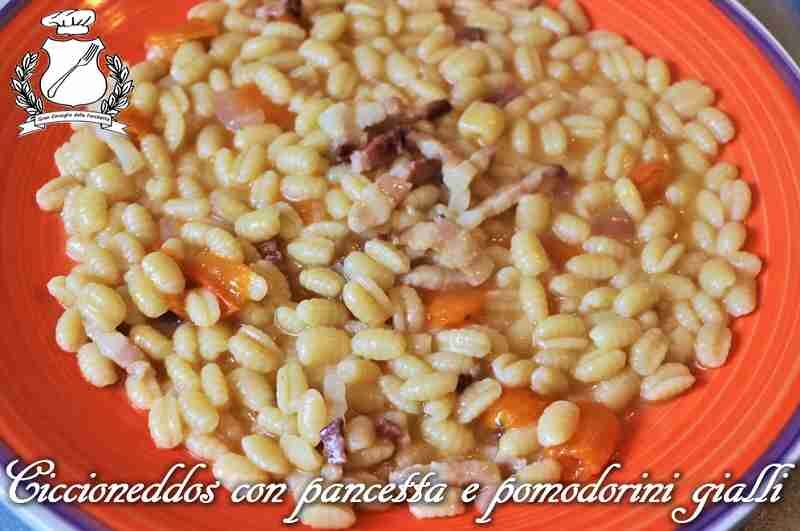 Ciccioneddos (gnocchetti sardi) con pancetta e pomodorini gialli