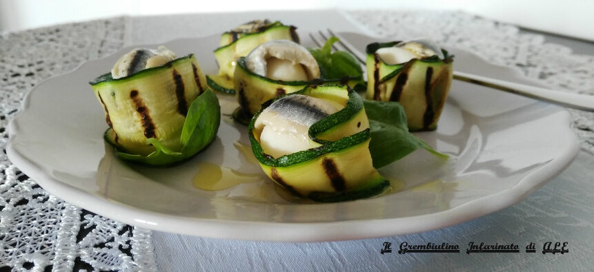 Ciliegine di mozzarella abbracciate.