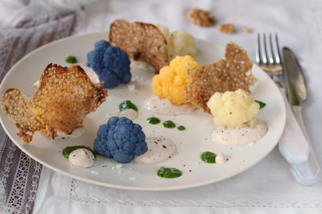 Cime di cavolfiore al pesto di noci e chips croccanti