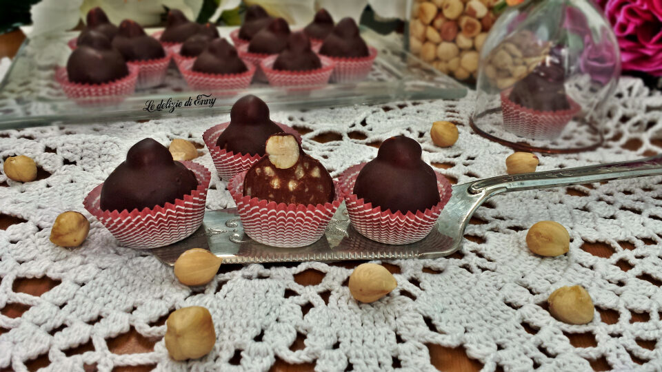 Cioccolatini alle nocciole ricoperti con cioccolato fondente
