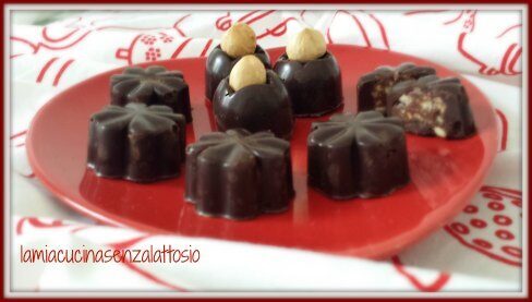Cioccolatini ripieni alle nocciole senza lattosio fatti in casa