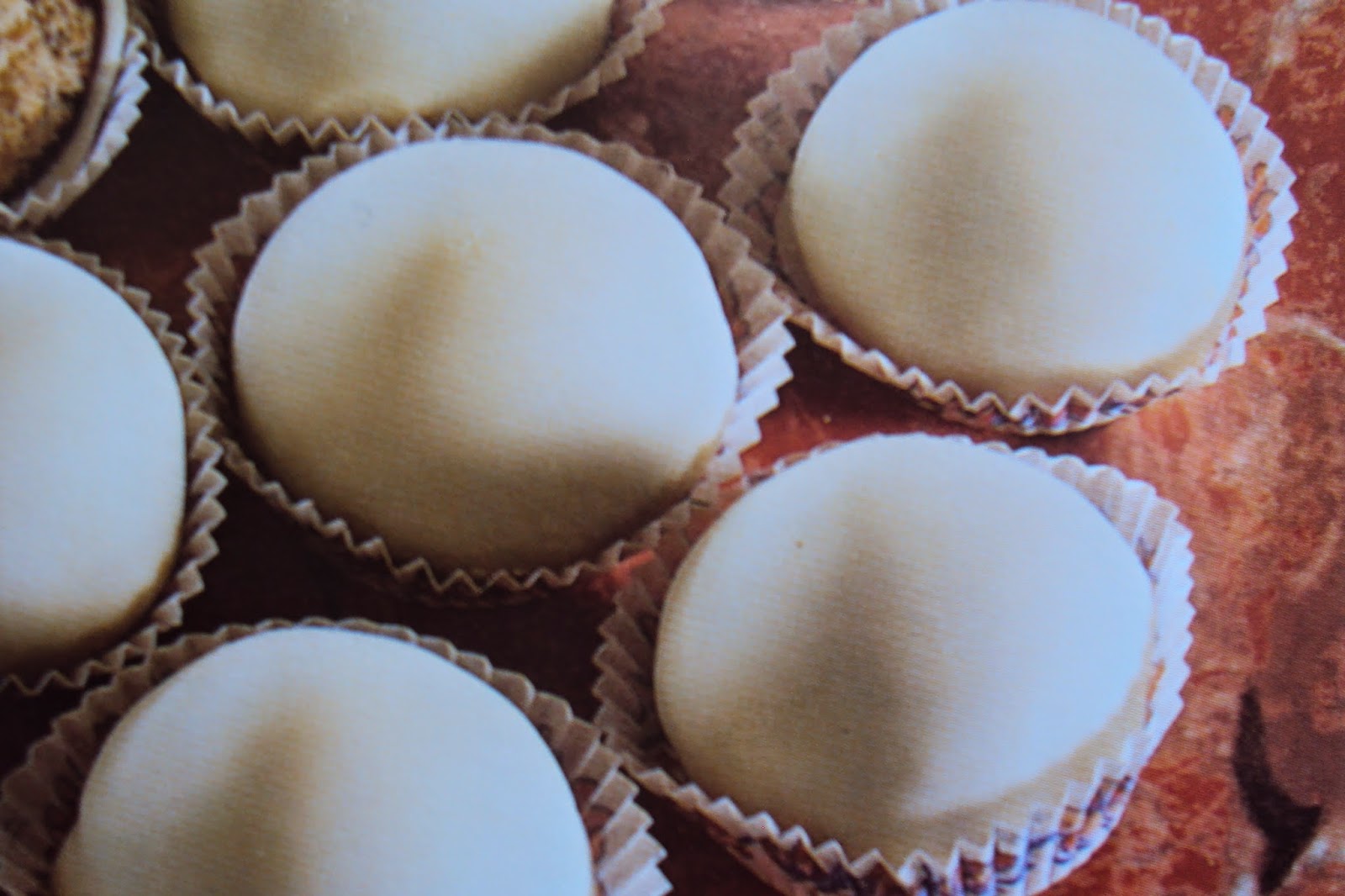 Cioccolatini ripieni ricoperti di cioccolato bianco