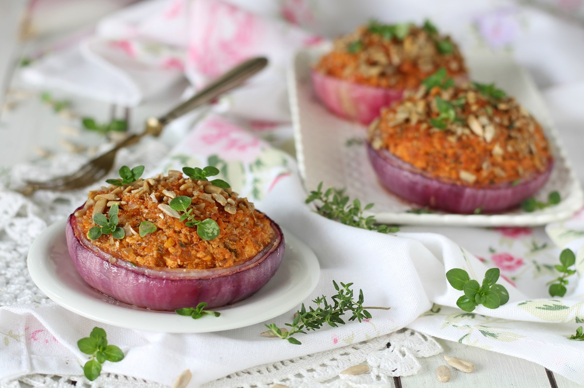 Cipolle al forno con ragout di tofu – veggie style