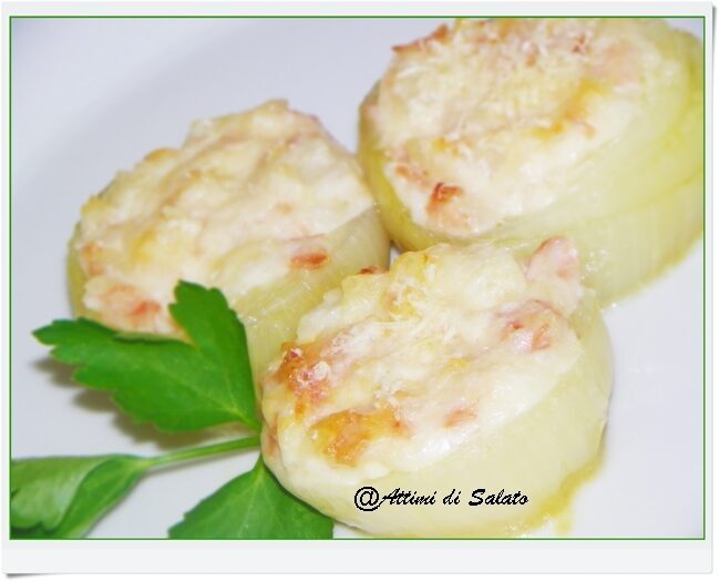 Cipolle al forno ripiene di stracchino e mortadella