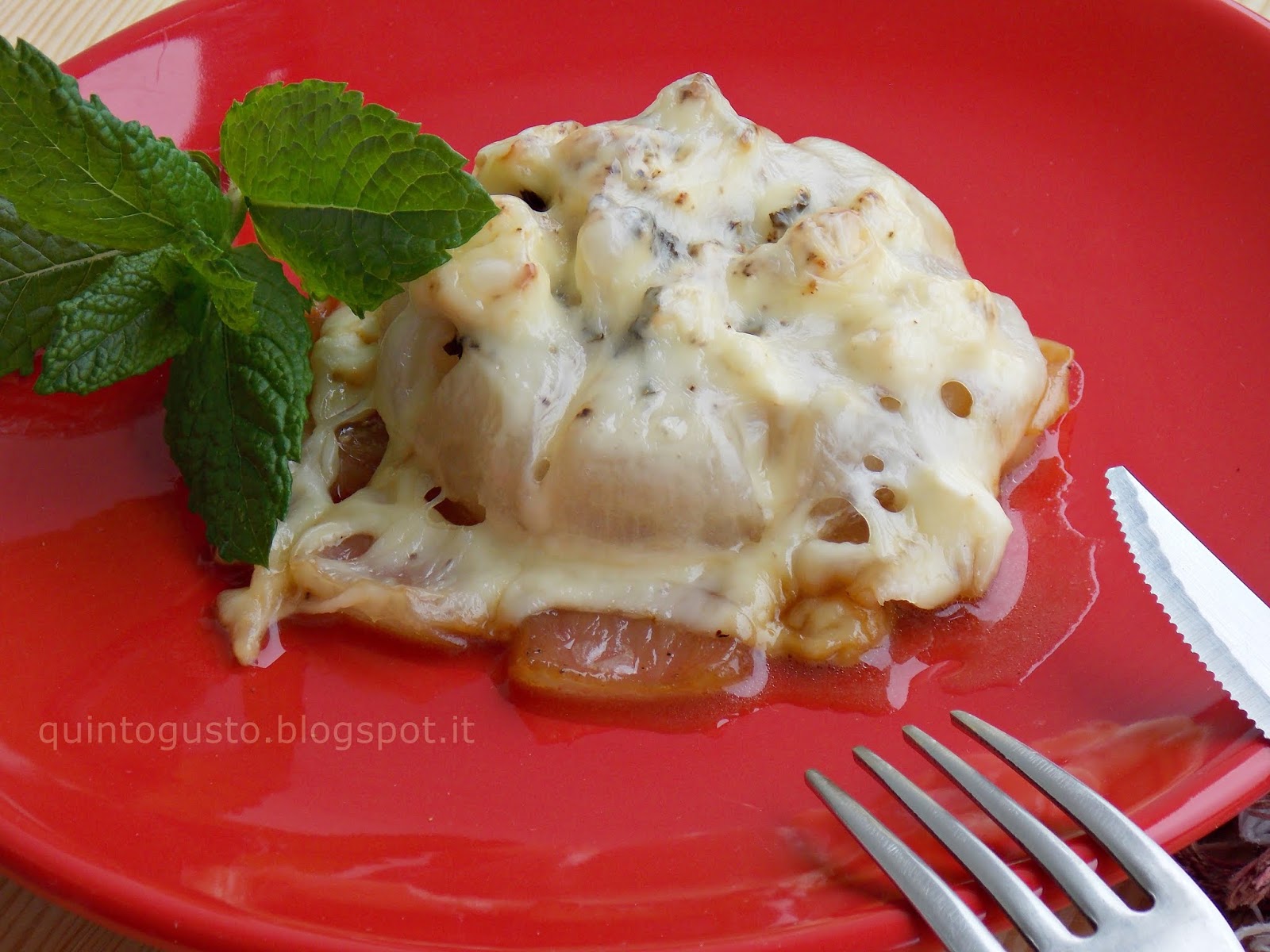 Cipolle caramellate con feta e menta