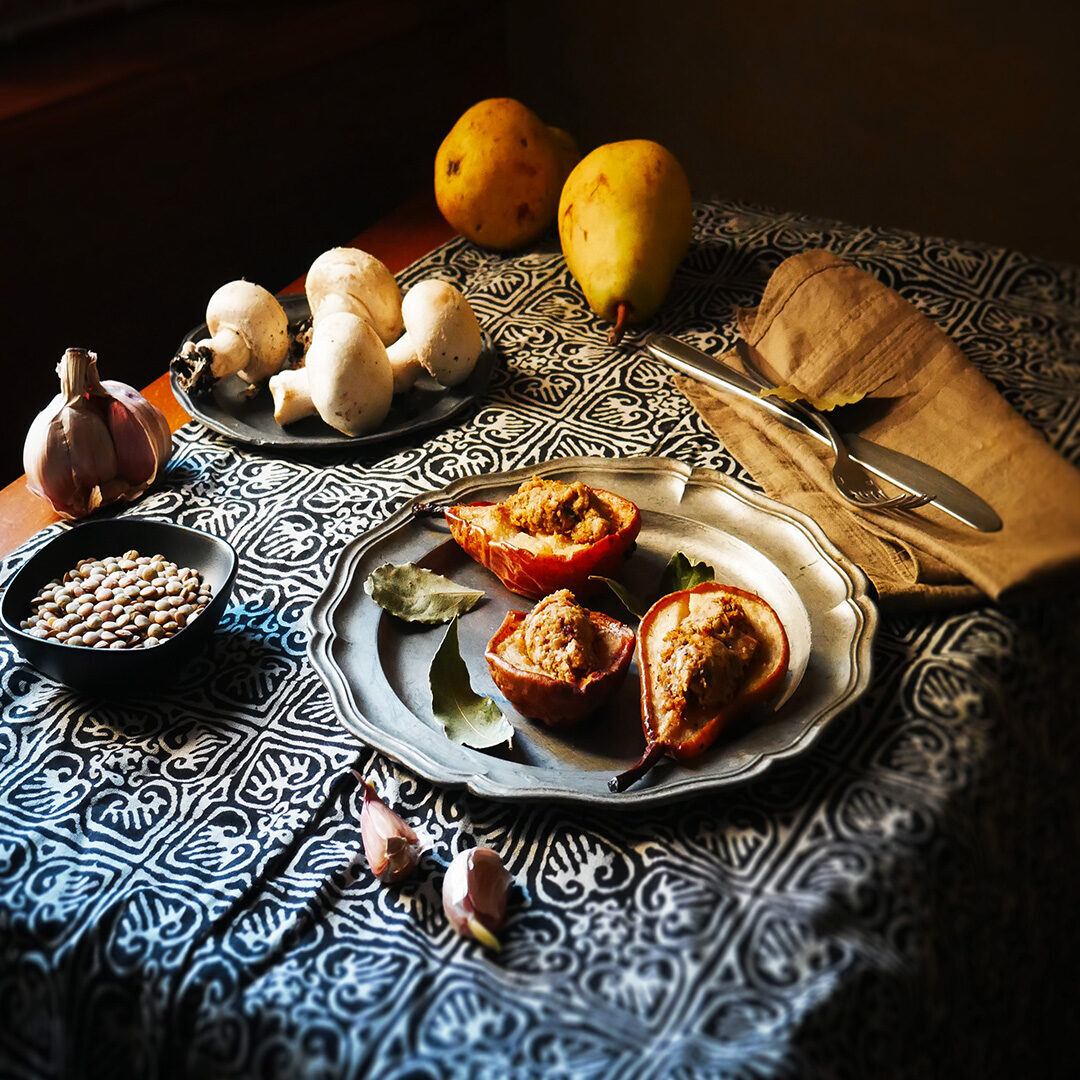 Classici reinventati | pere al  forno farcite con  pâté di lenticchie e funghi