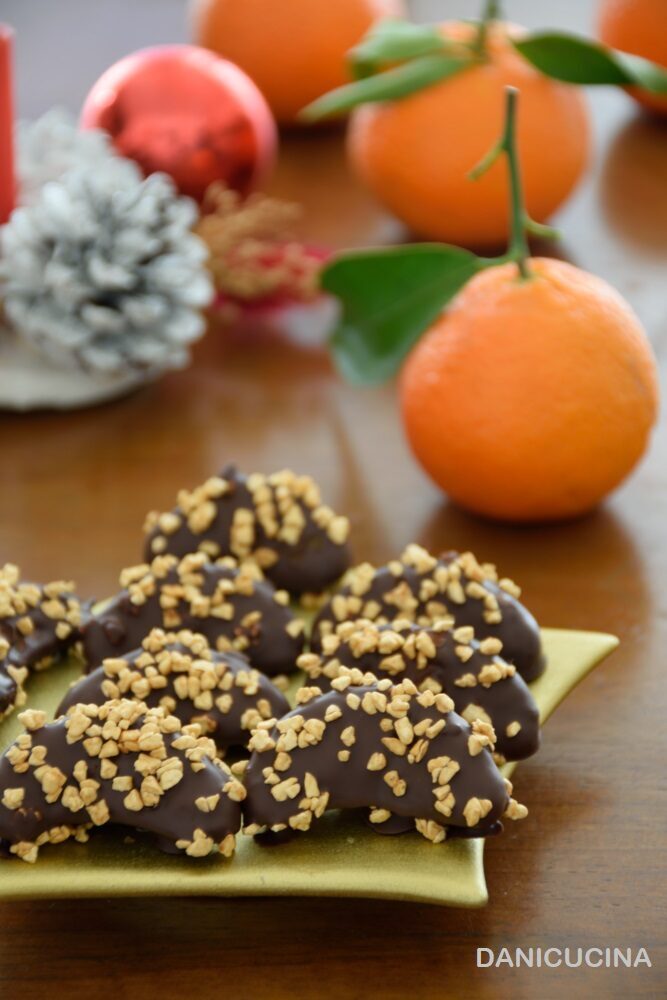 Clementine al cioccolato con granella di nocciole