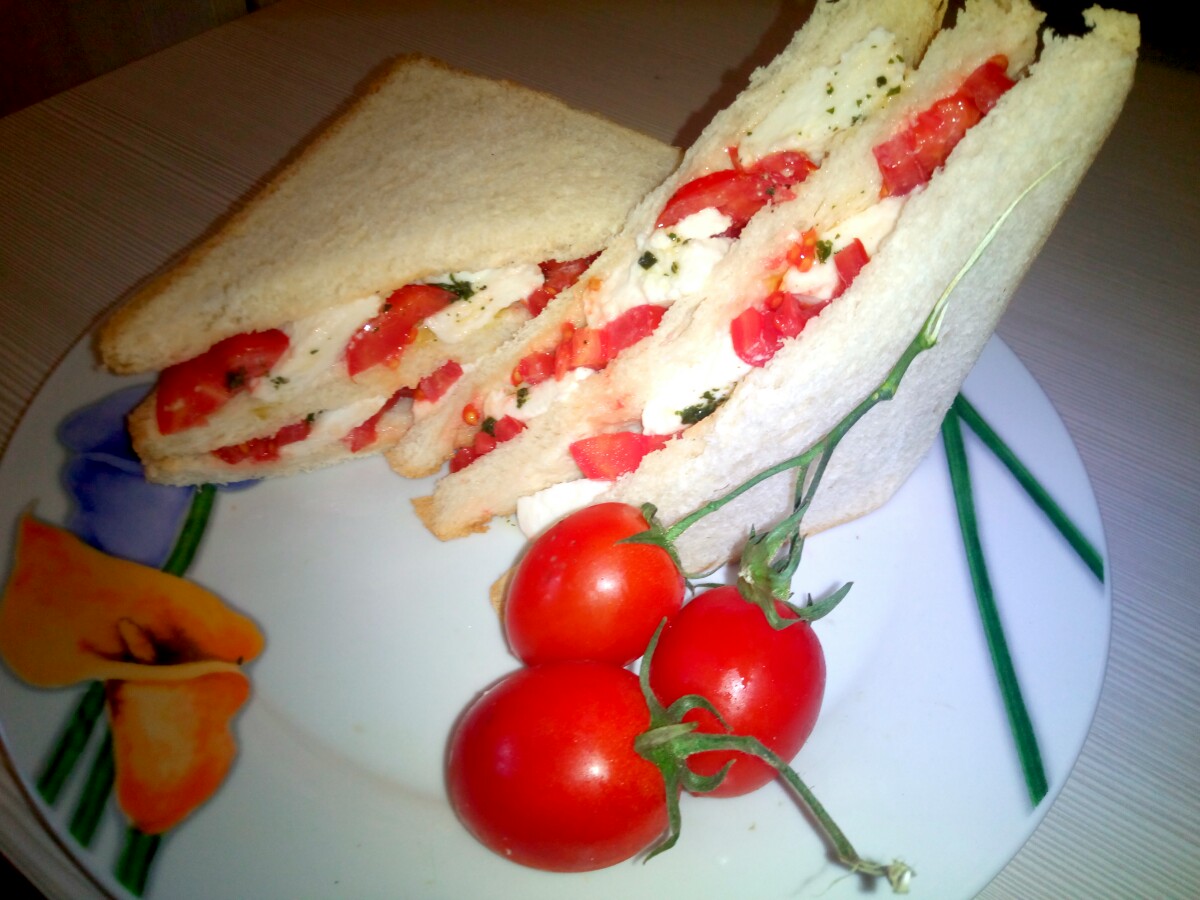 CLUB SANDWICH ALLA CAPRESE CON OLIO AL BASILICO