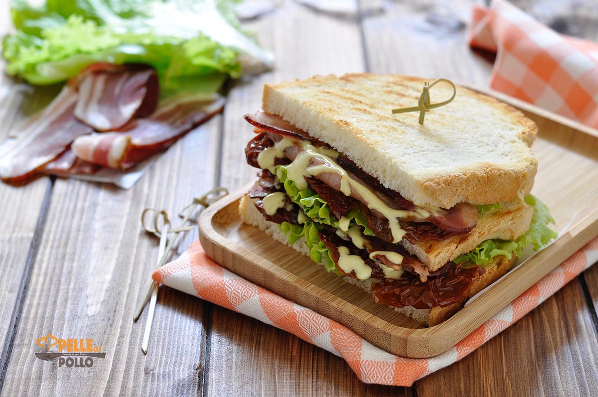 Club sandwich con bacon e senape al miele