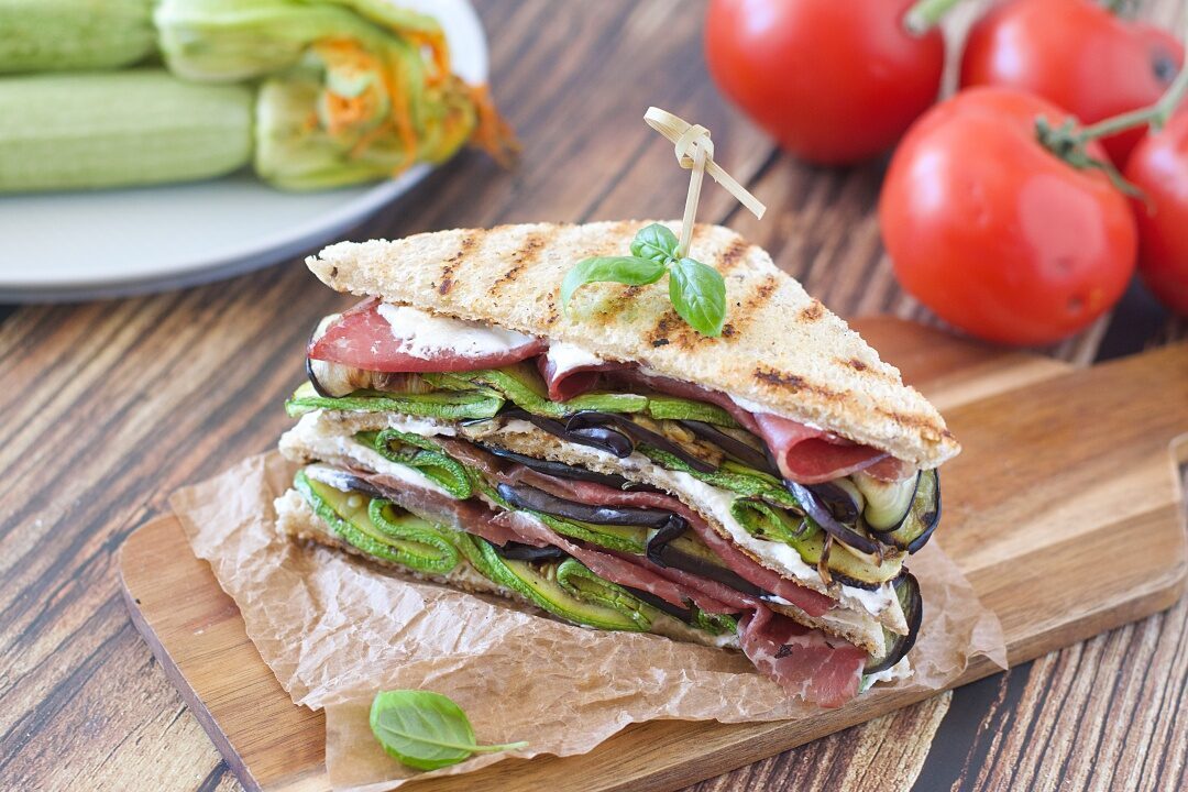 Club sandwich con verdure grigliate e bresaola