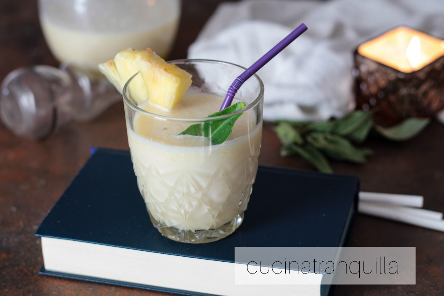 Cocktail all’ananas con vino e latte di cocco