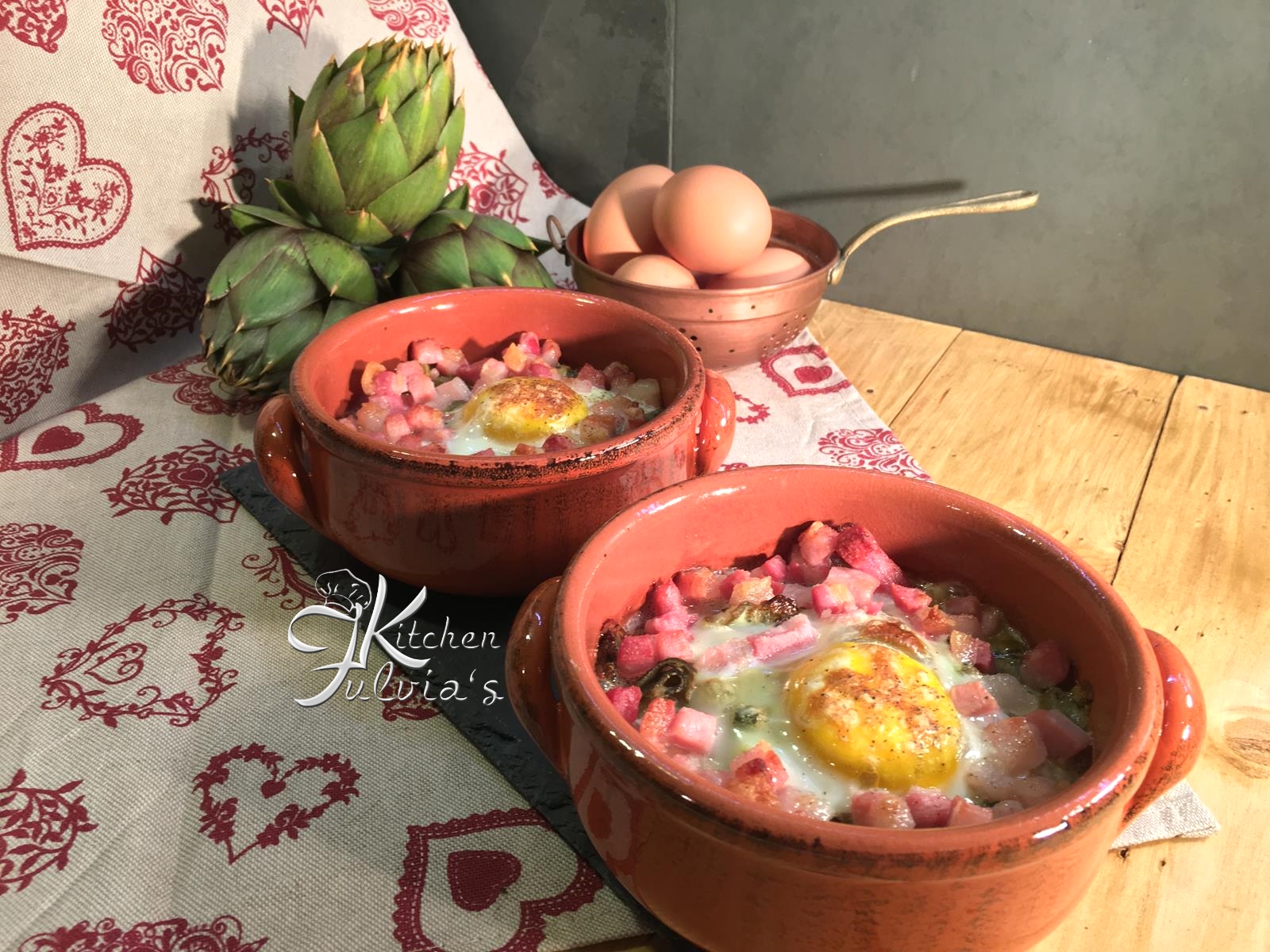 Cocotte con uova, carciofi e pancetta affumicata
