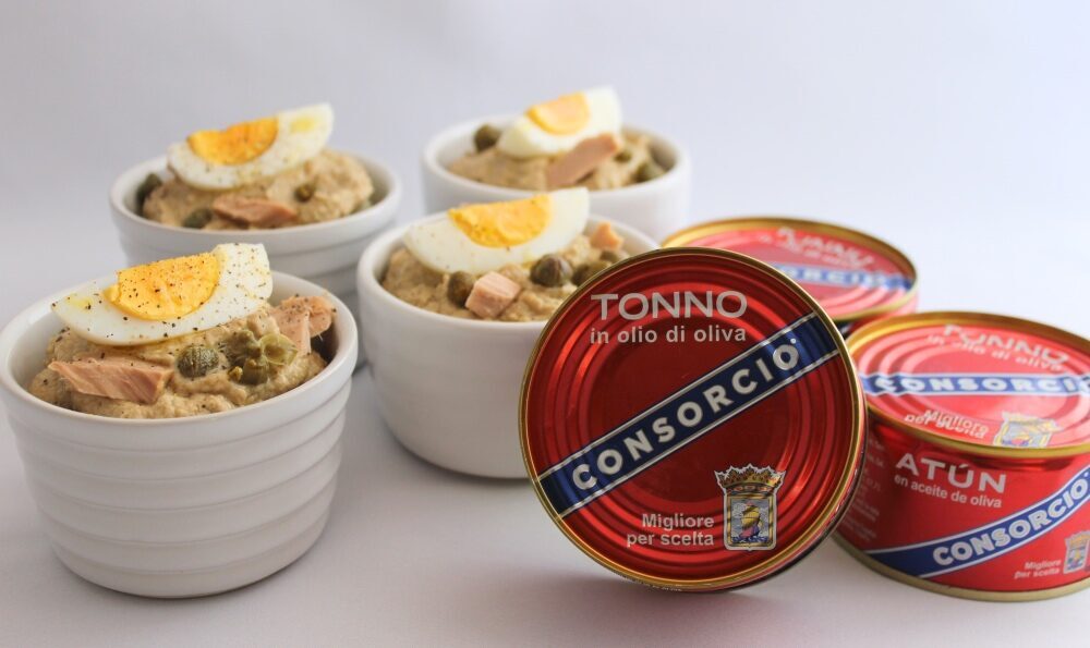 Cocotte di patate e uova avvolte in crema di tonno