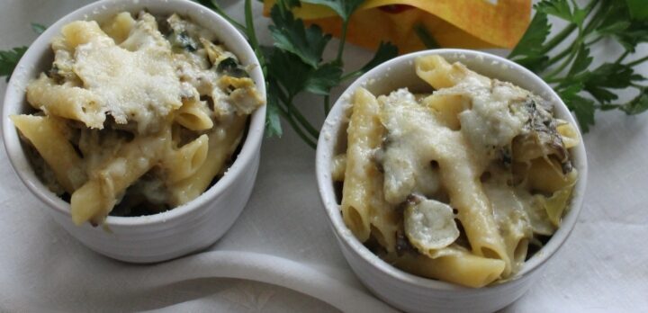 Cocotte di pennette ai carciofi e crema di formaggio