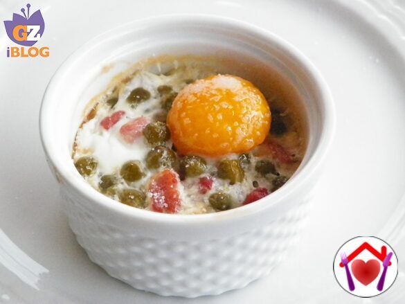 Cocotte di piselli e uova