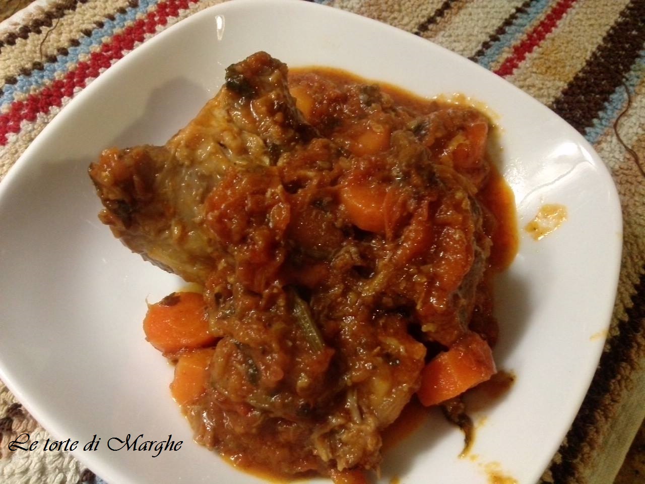 Coda di manzo in casseruola con verdure.