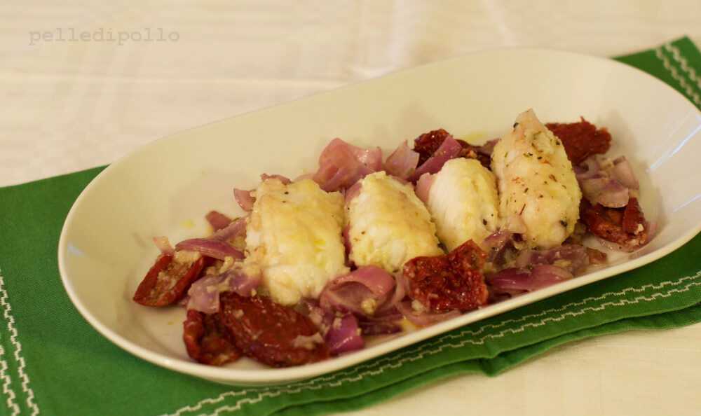 Coda di rospo in padella con pomodori secchi