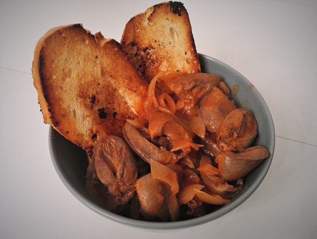 Coeurs de poulet aux oignons