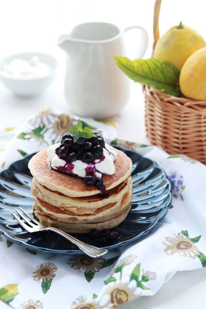 Colazione con cluse: pancakes light integrali con yogurt e mirtilli