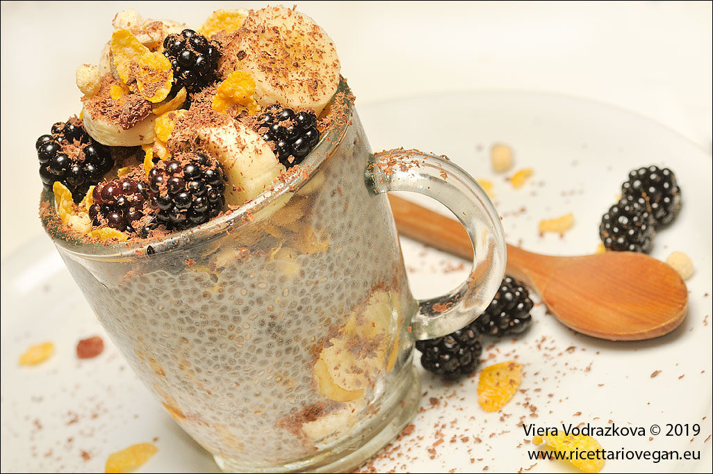 Colazione con i fiocchi e semi di chia senza glutine