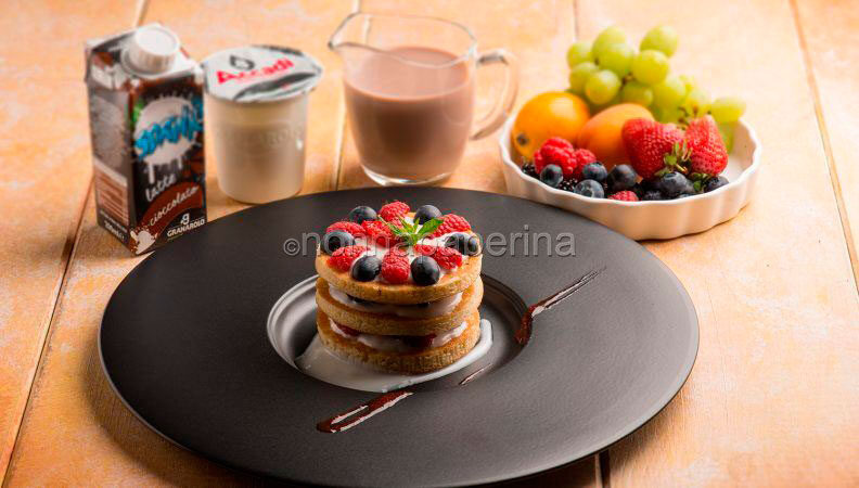 Colazione con pancakes, sdrink al cioccolato, yogurt e …