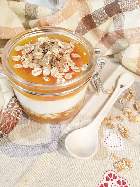 Colazione golosa con cachi e yogurt. senza grassi nè zuccheri!