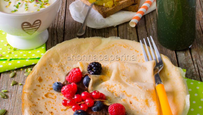 Colazione vegetariana: crepes, marmellata e succo di clorella