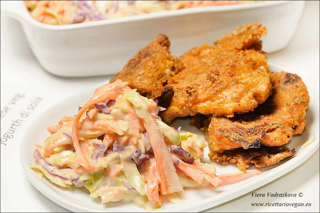 Coleslaw con le bistecchine di soia saporite